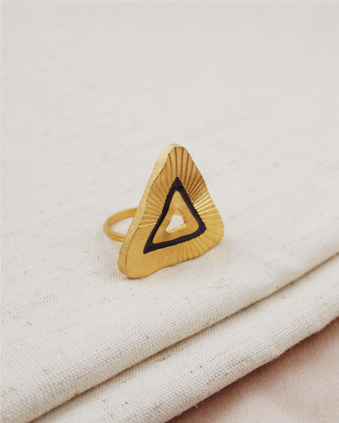 Triangle Rayz Ring