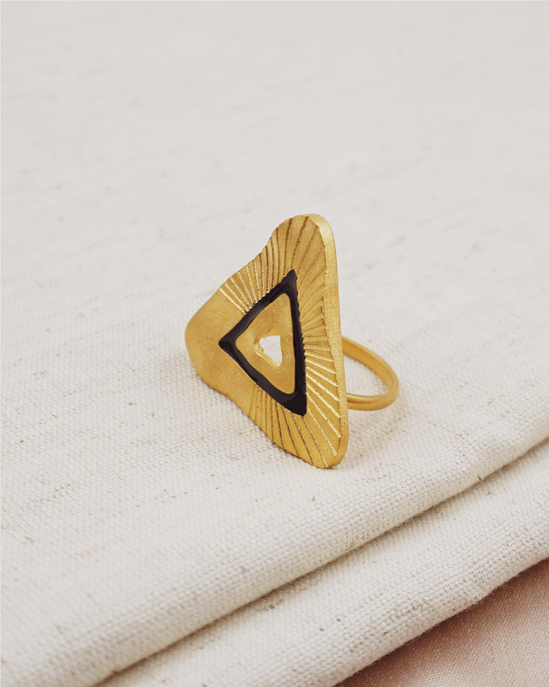 Triangle Rayz Ring