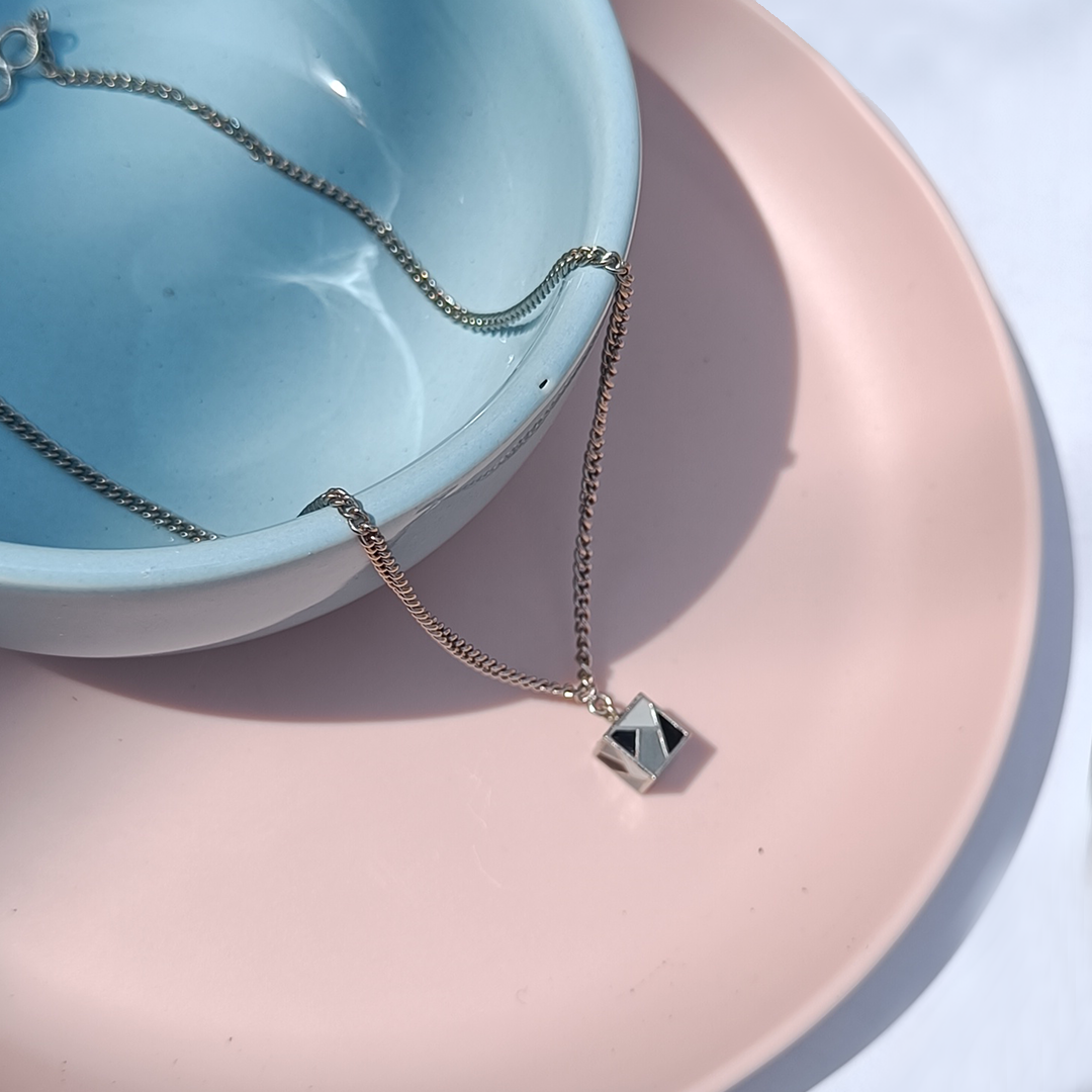 Dainty Cube Neckpiece - Grey Silver